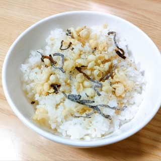 簡単☆揚げ玉と塩昆布のご飯